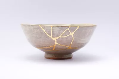 Ceramic bowl with cracks.