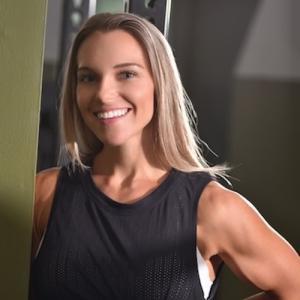 marisa savino's headshot in a home gym.