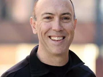 Headshot of Professor G. Lorimer Moseley.